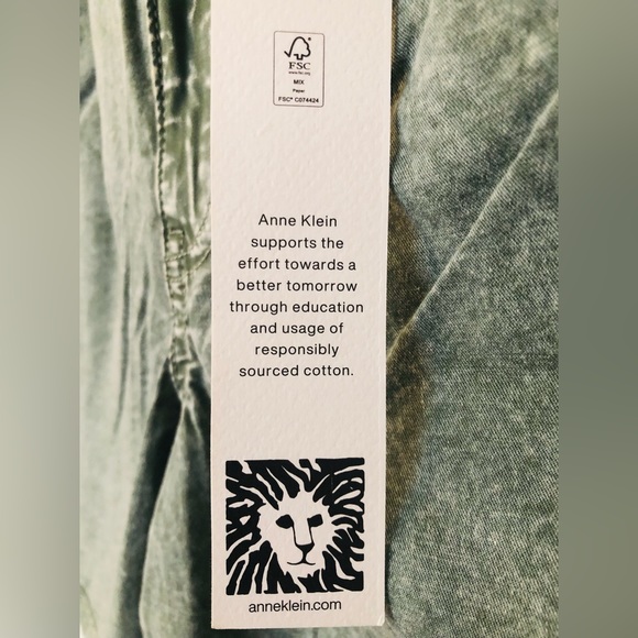 Anne Klein pleated shorts - Picture 4 of 6